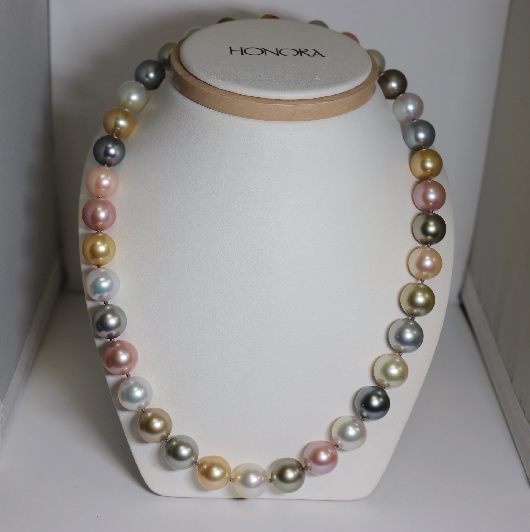 Honora - 18ky 10-12mm Lake Kasumigaura Pearls